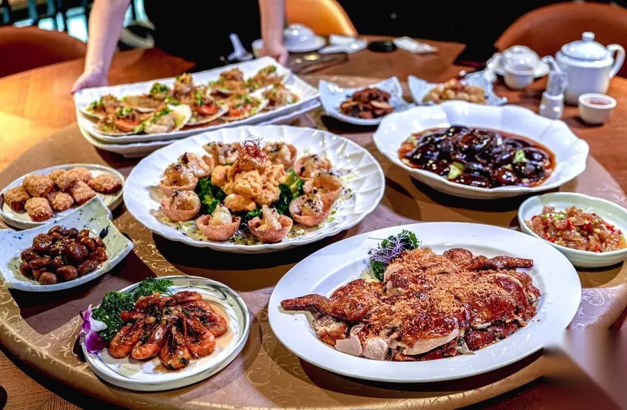 晶櫻會館宴席桌菜全景,蝦、烤鴨與多道粵式料理擺滿圓桌