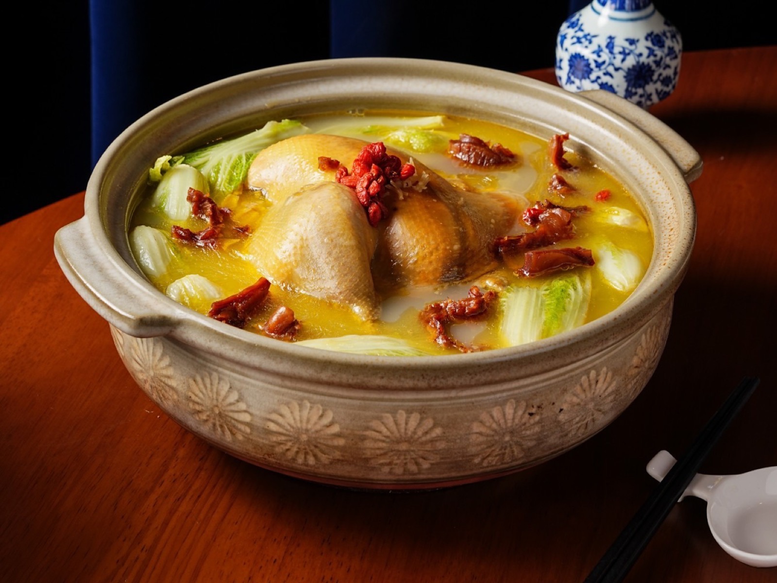 招牌料理：花膠金湯燉全雞