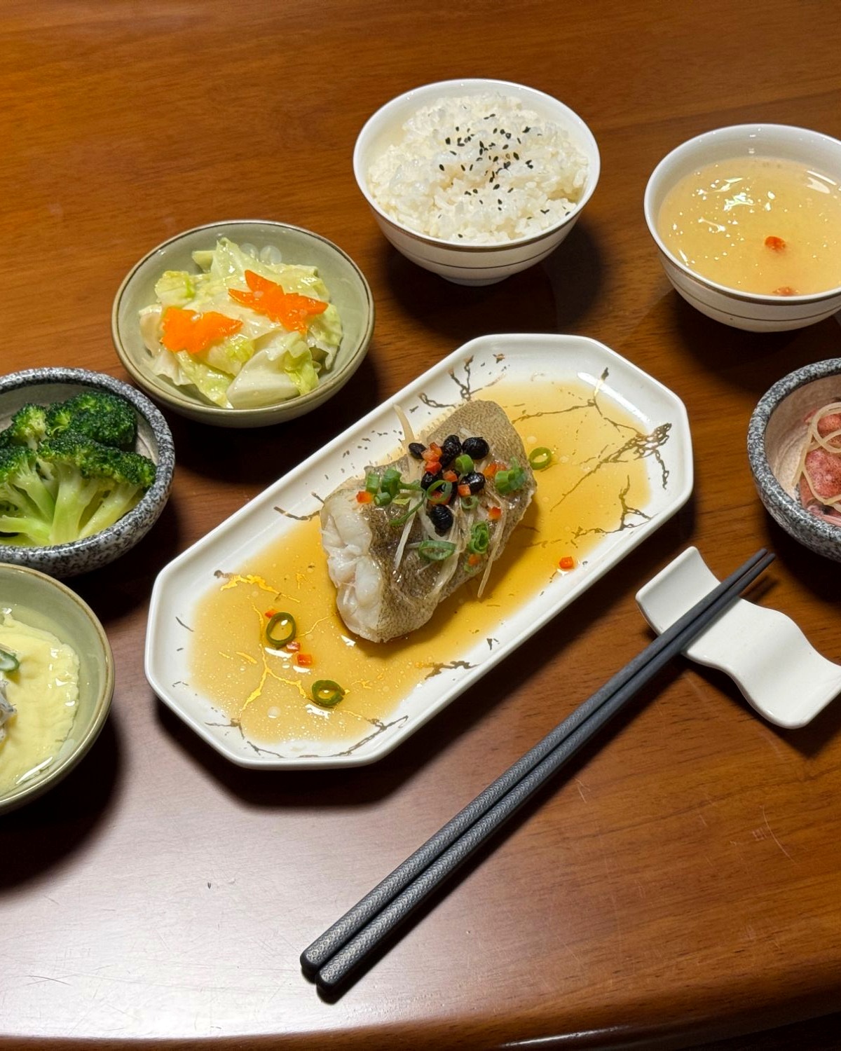 晶櫻會館商務餐盒:豆豉蒸鱈魚、白飯、甜湯與四樣副菜完整配置