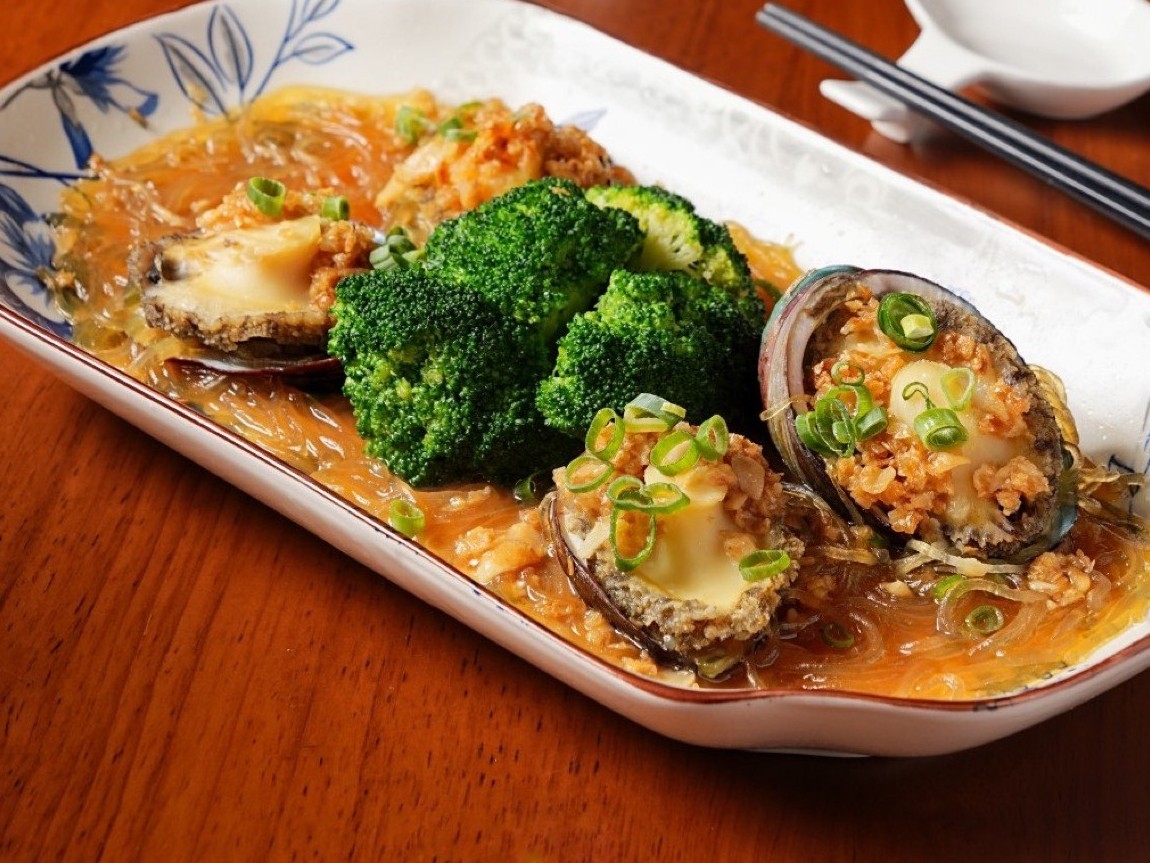 招牌料理:銀絲蒜蒸鮑魚