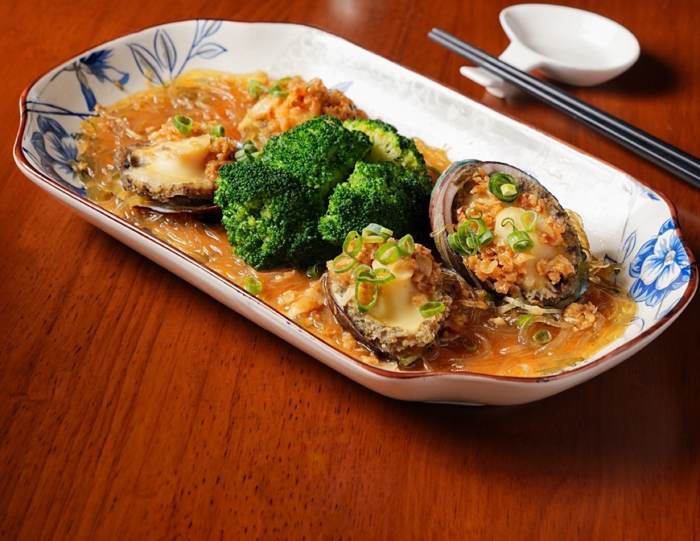 招牌料理：銀絲蒜蒸鮑魚