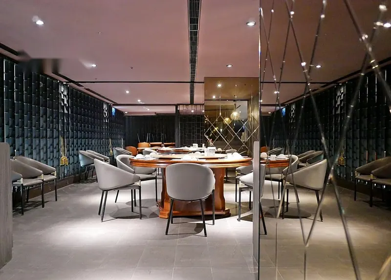 晶櫻會館用餐空間,現代感隔屏與圓桌座位